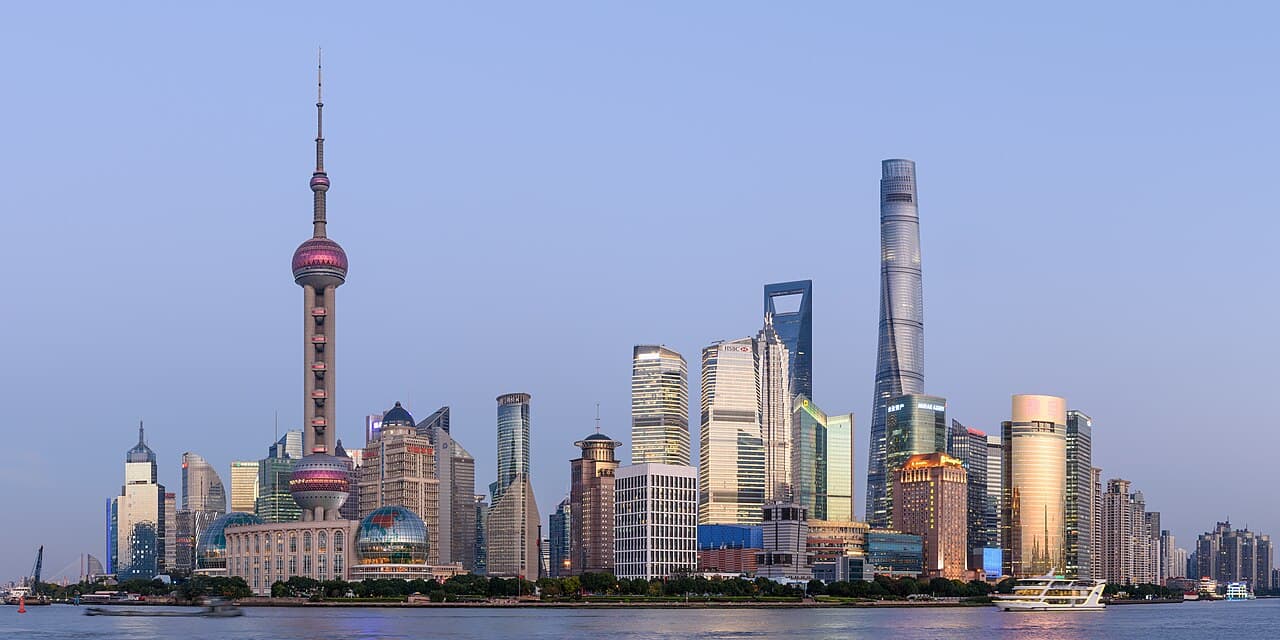 Skyskraperne i Pudong-distriktet i Shanghai sett over elven