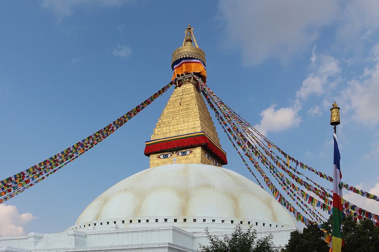 Den store hvite Boudhanath-stupaen med Buddhas øyne malt på tårnet