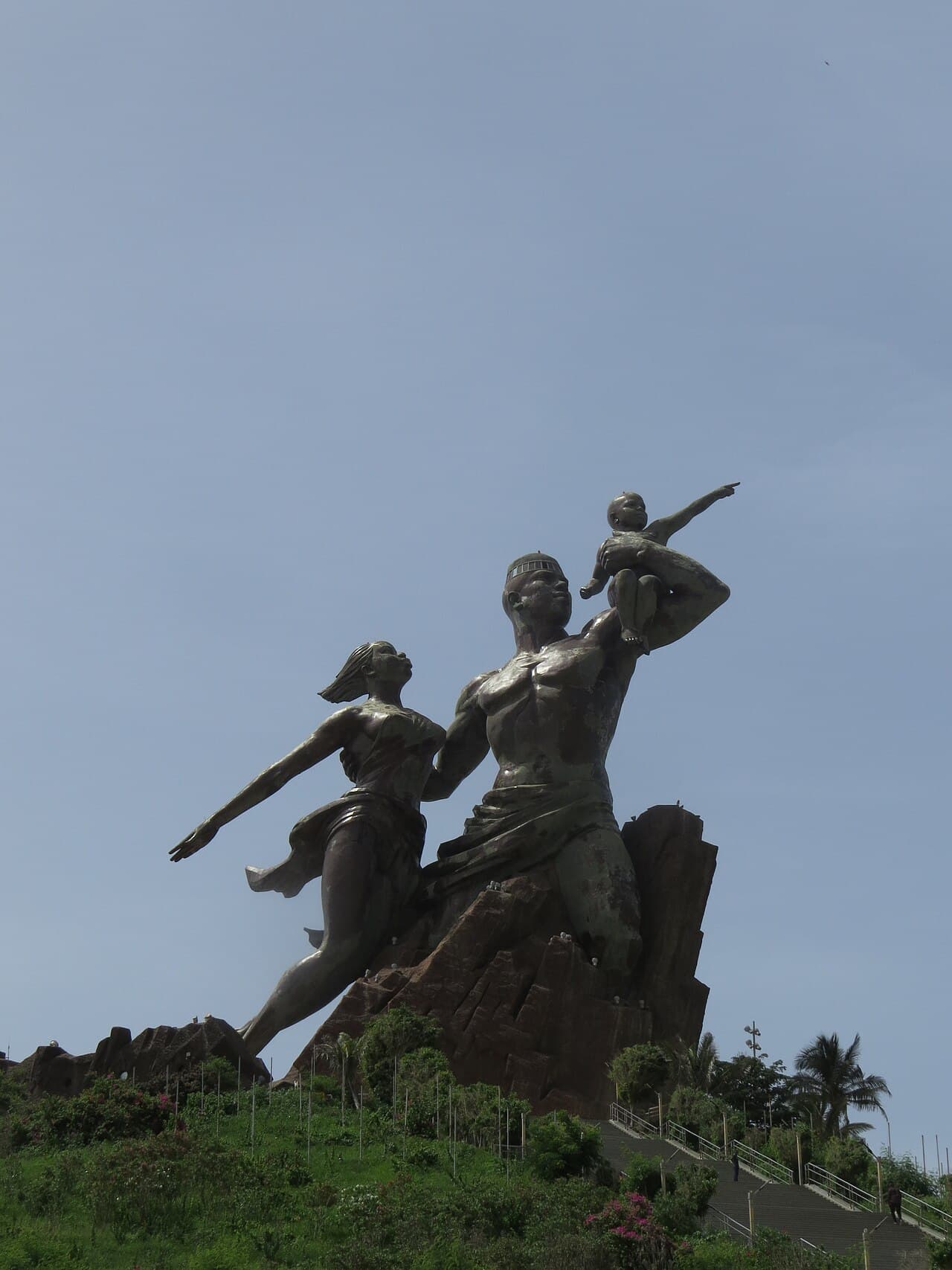 Den enorme bronsestatuen Monument de la Renaissance Africaine i Dakar