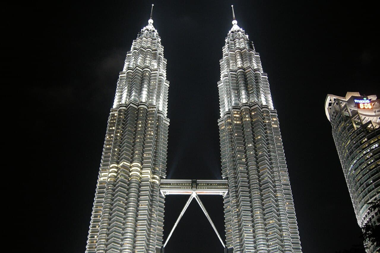 Petronas-tvillingtårnene lyser opp om natten i Kuala Lumpur