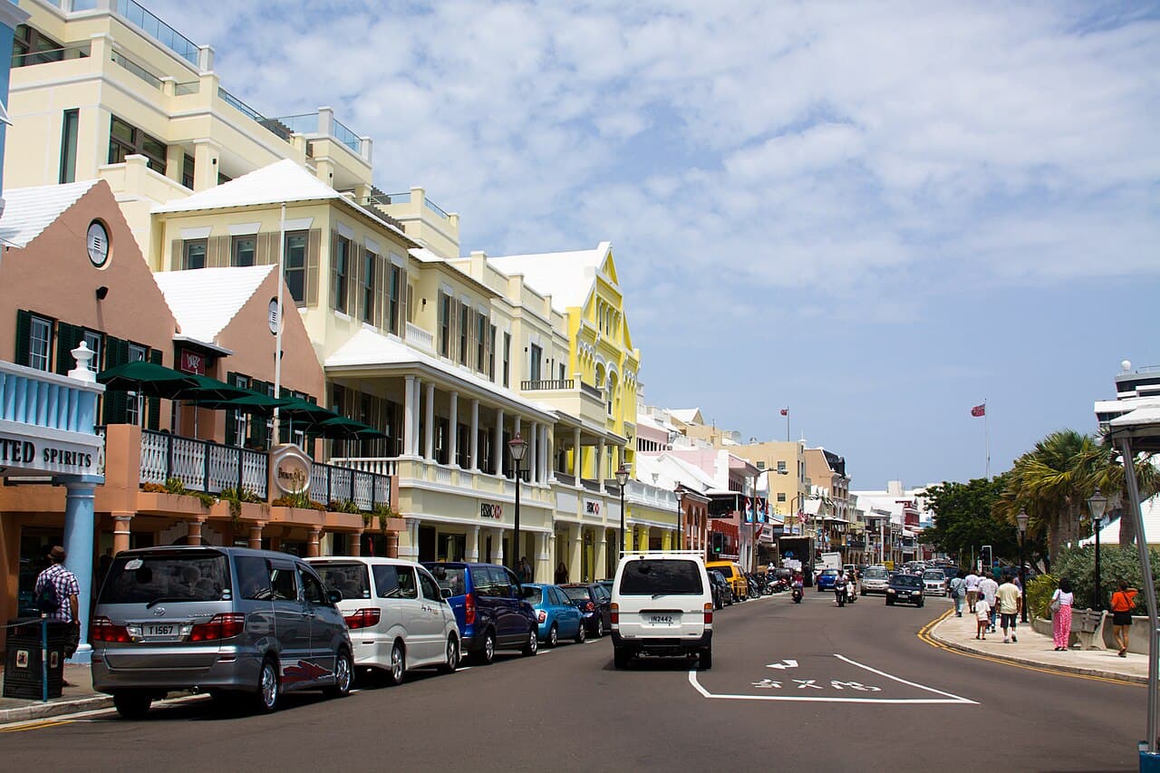 Front Street i Hamilton med pastellfargede bygninger