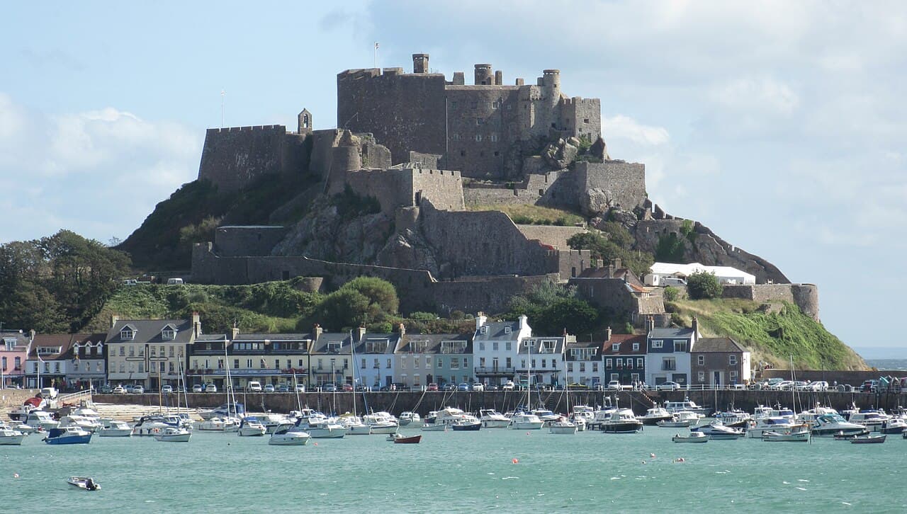 Borgen Mont Orgueil over havnen i Gorey