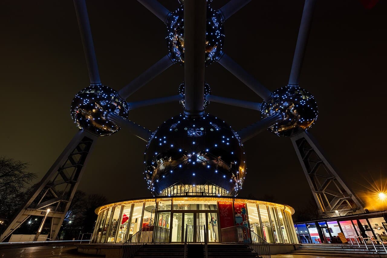 Atomium i Brussel – ni kuler forbundet med rør
