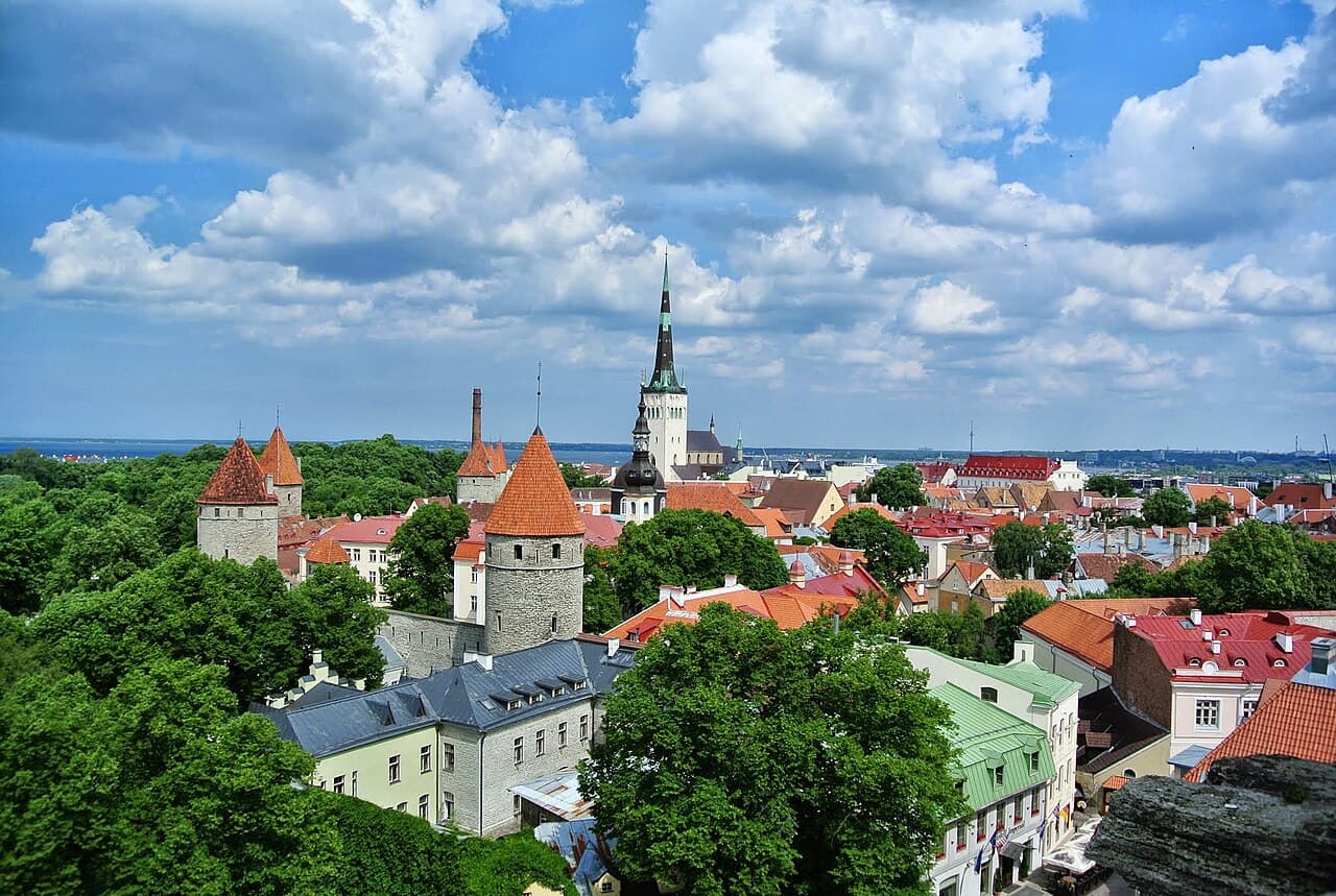 Takene og tårnene i gamlebyen i Tallinn