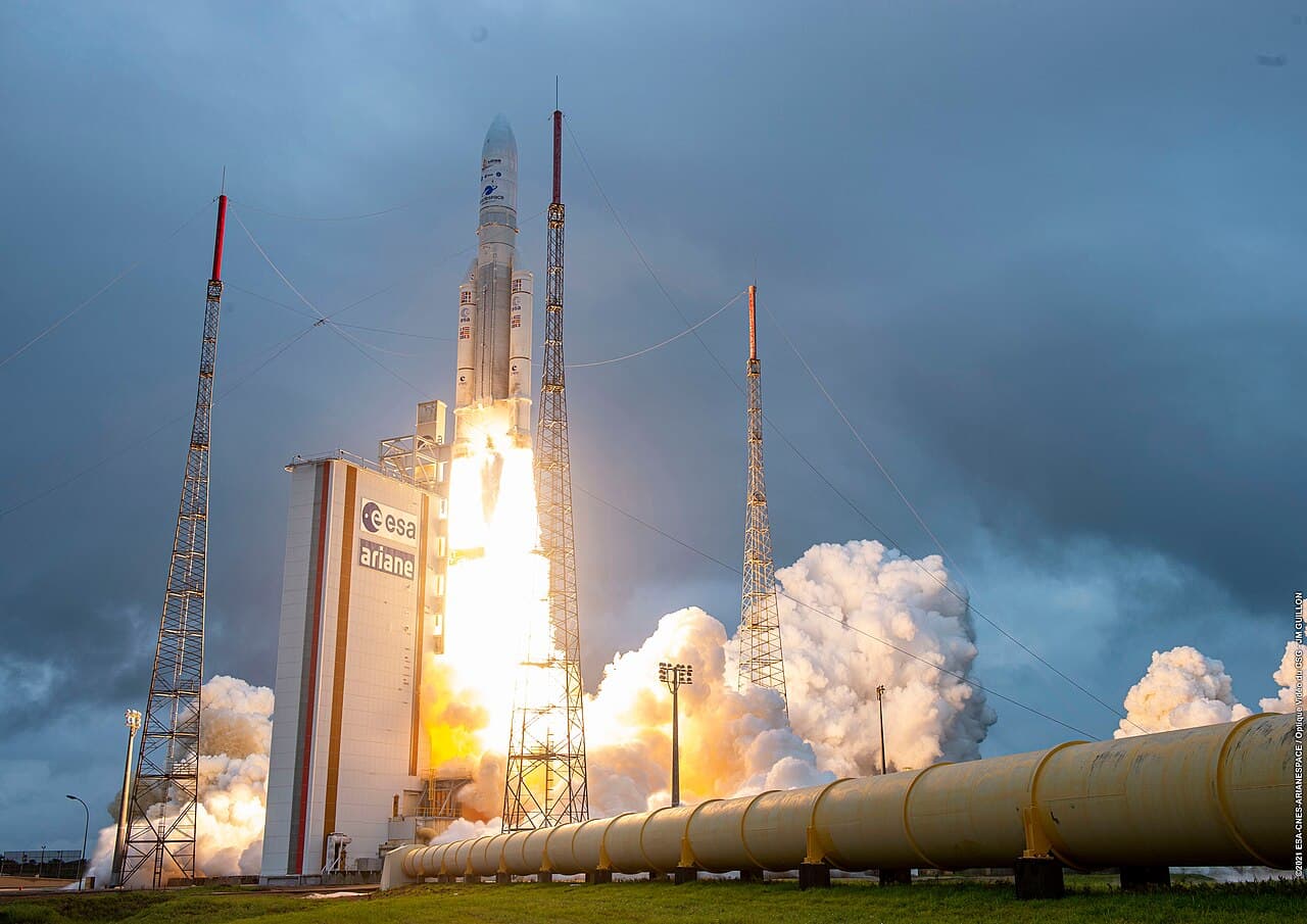 En Ariane 5-rakett løfter fra Kourou med romteleskopet om bord