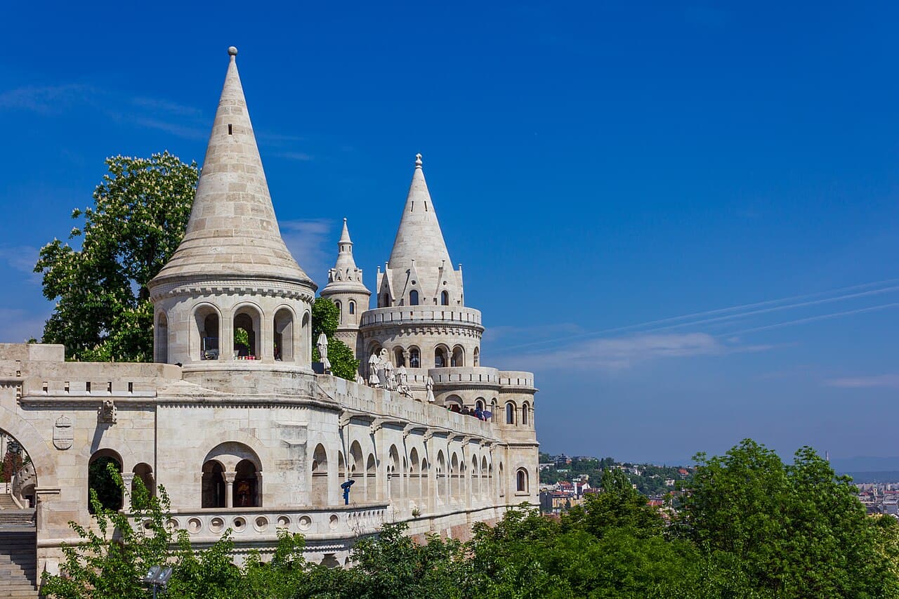 Tårnene og buegangene på Fiskerbastionen i Budapest