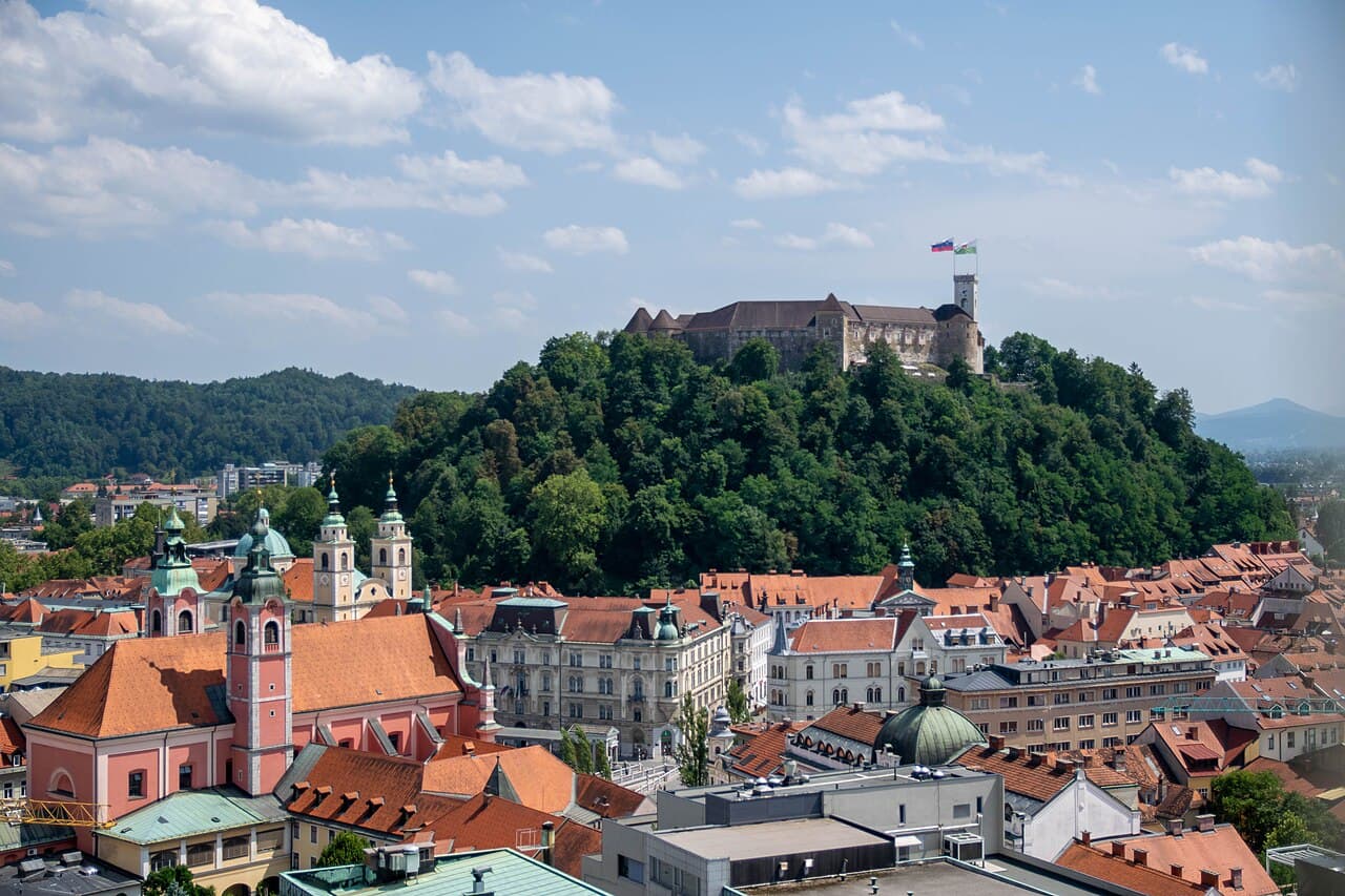 Elven Ljubljanica gjennom sentrum av Ljubljana