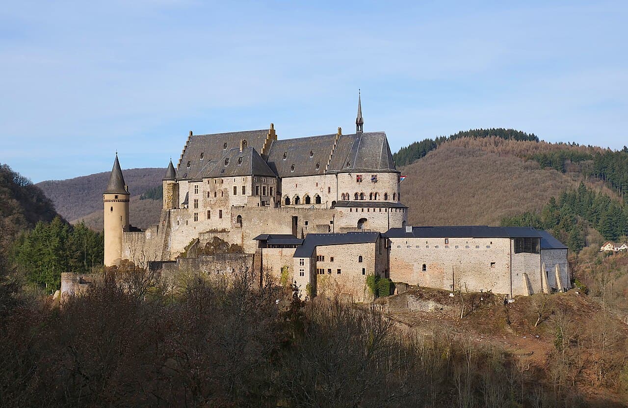 Borgen Vianden på en høyde over dalen