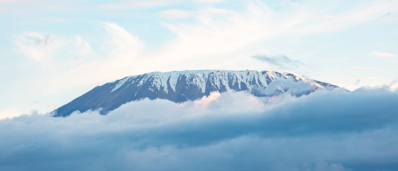 Det snødekte Kilimanjaro reiser seg over savannen