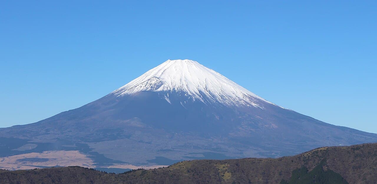 Fuji med snødekt topp sett fra Ōwakudani