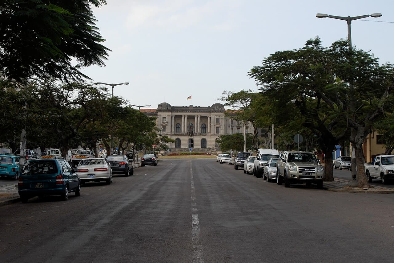 En bred aveny som fører mot det hvite rådhuset i Maputo