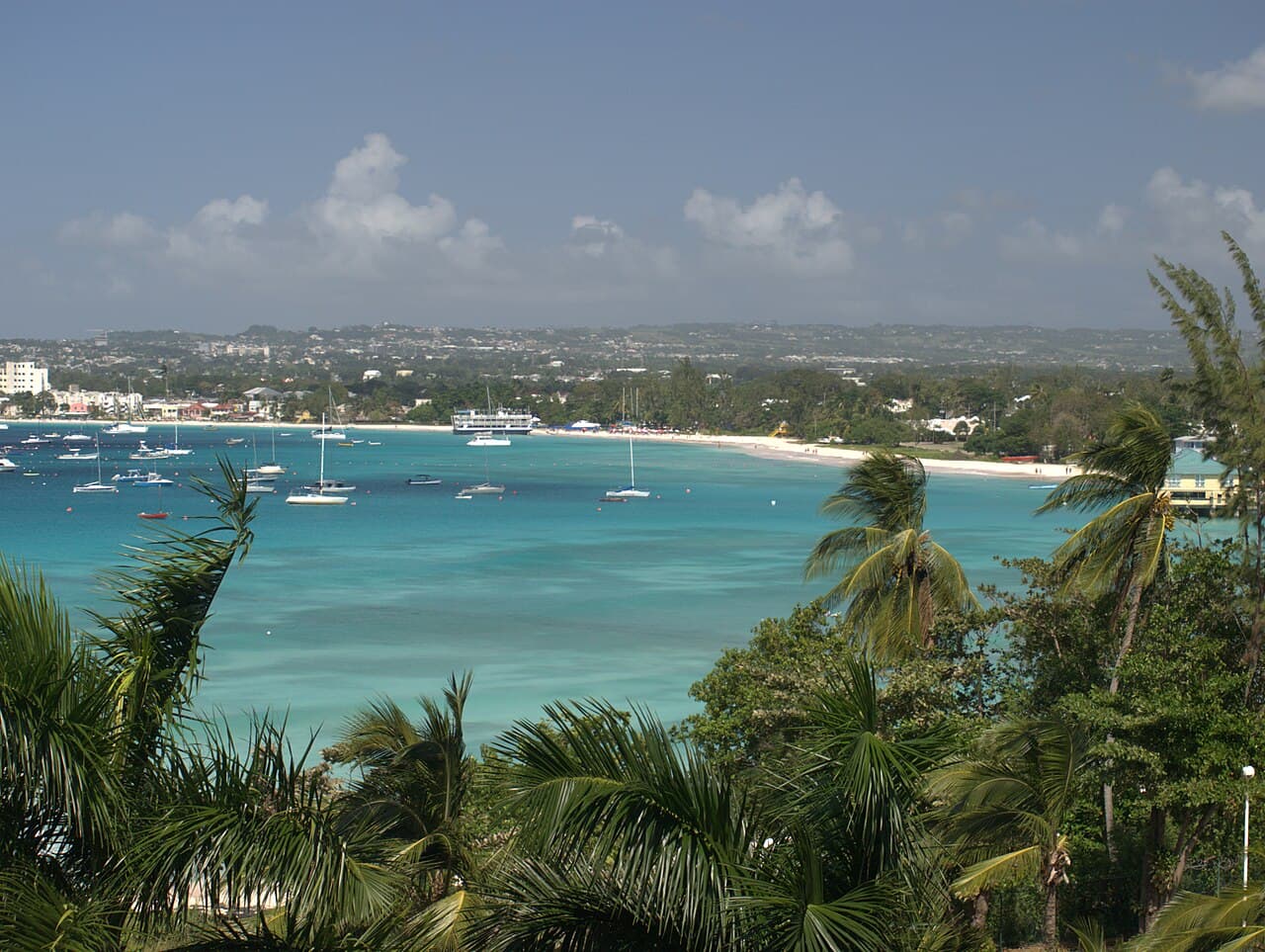 Stranden og vannet i Carlisle Bay