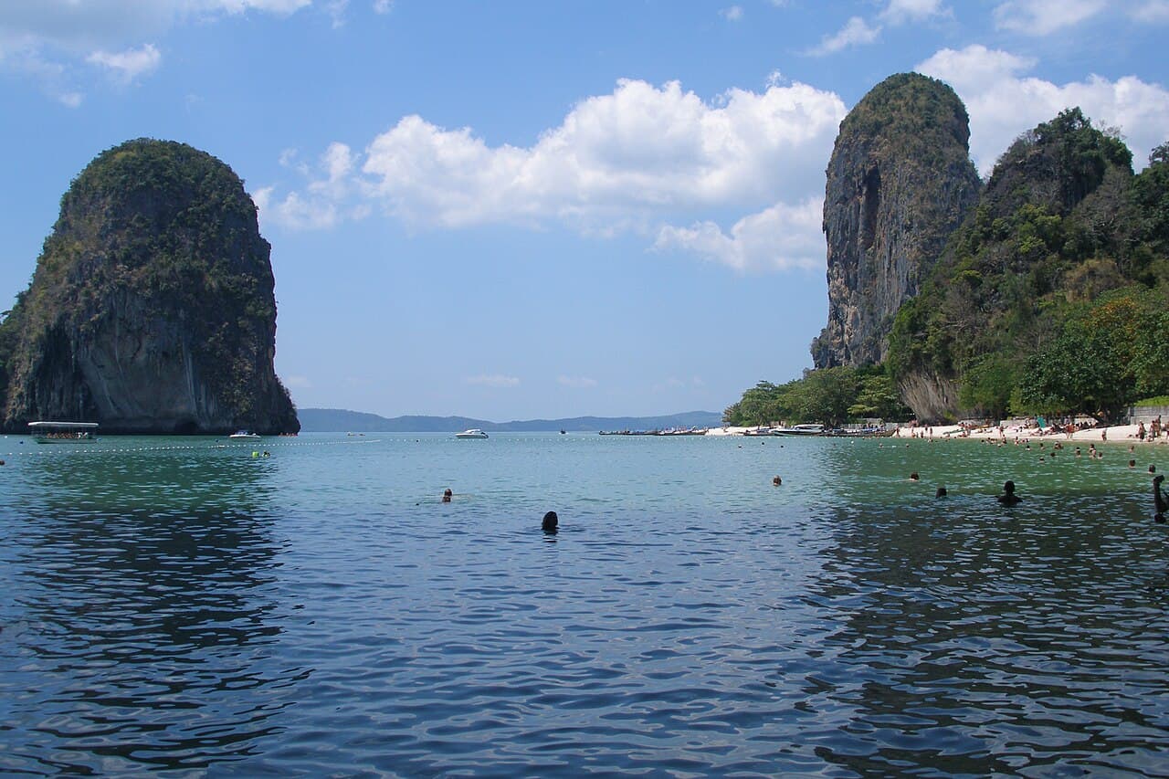 Kalksteinsklipper og longtail-båter ved stranden i Railay, Krabi