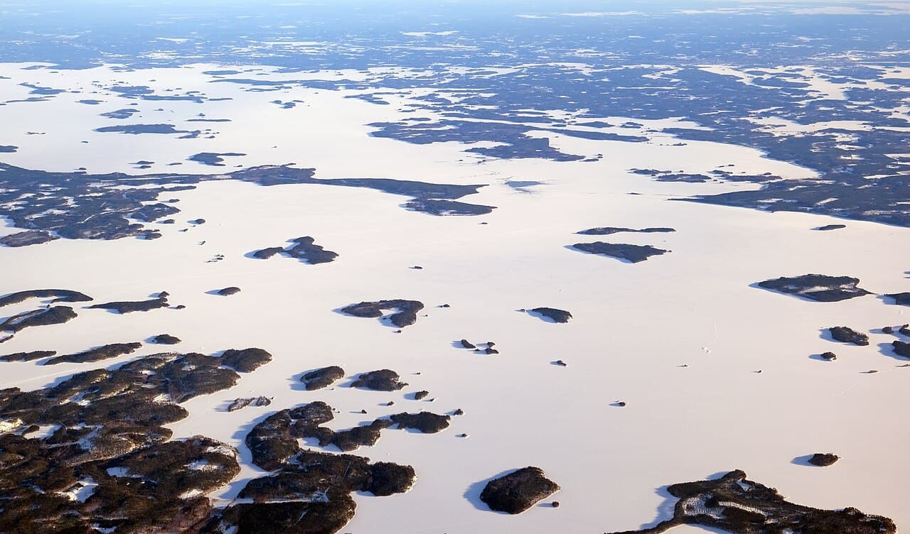 Innsjøen Saimaa med skogkledde øyer, sett fra luften